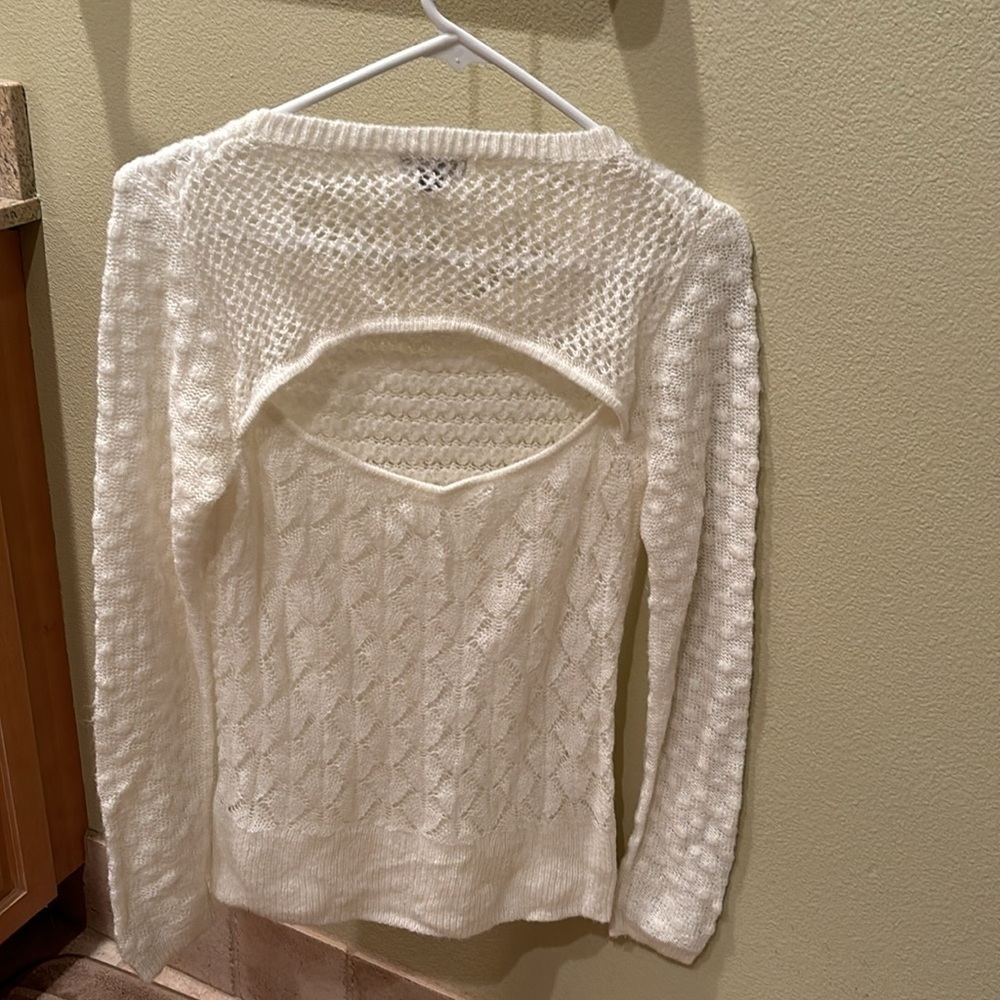 Chelsea 28 woman's white sweater with a cutout in the back - Picture 7 of 9